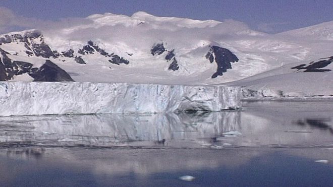 يؤثر ثقب الاوزون سلبيا على مستويات المياه المتجمدة في القارة القطبية